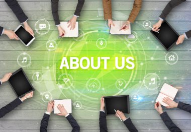 Bir grup insan toplantı yapıyor.