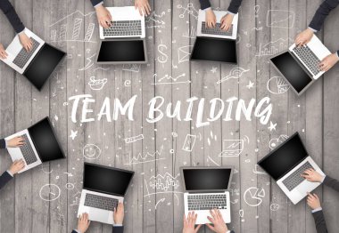 Ofiste çalışan bir grup iş adamı