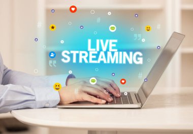 Dizüstü bilgisayar kullanan serbest bir kadın.