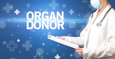 Doktor panoya notlar yazar.