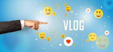 Sosyal medya kavramına işaret eden kırpılmış ellerin yakın çekimi