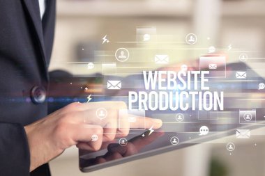 Modern teknoloji konseptini arayan bir tabletin yakın çekimi