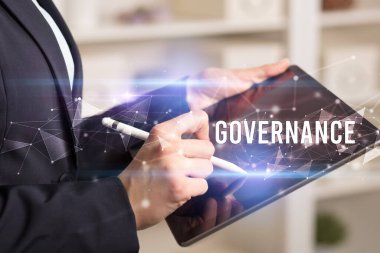 Tablet kullanarak elleri kapat