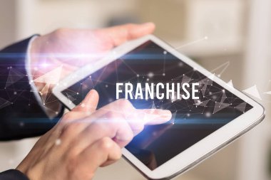 Tablet kullanarak elleri kapat