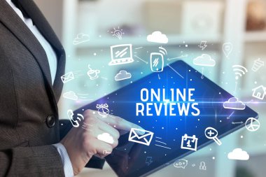 Sosyal Ağ Kullanan Bir Kişinin Yakın Çekimi