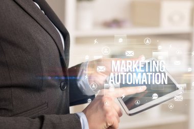 Modern teknoloji konseptini arayan bir tabletin yakın çekimi