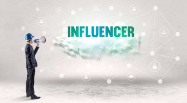 Sosyal medya konsepti üzerinde çalışan mühendis