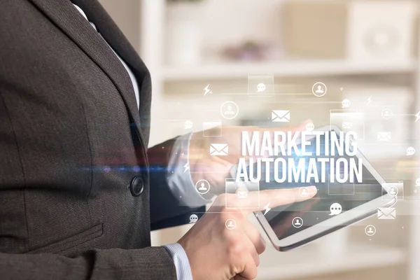 Modern teknoloji konseptini arayan bir tabletin yakın çekimi