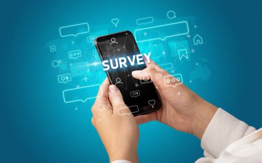 Sosyal medya kavramına sahip akıllı telefon kullanımı