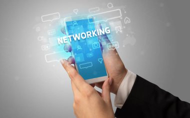 Sosyal medya kavramına sahip akıllı telefon kullanımı