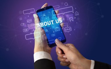 Sosyal medya kavramına sahip akıllı telefon kullanımı