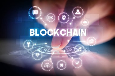 Web teknolojisi simgeleriyle tablete dokunmak