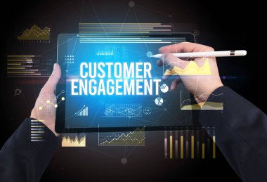 İşletme yazıtlı tableti tutan ellerin yakın çekimi