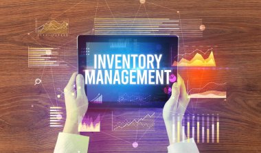 İşletme yazıtlı tableti tutan ellerin yakın çekimi