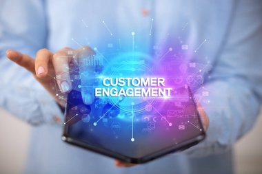 İş adamı katlanabilir bir akıllı telefon tutuyor, yeni iş konsepti