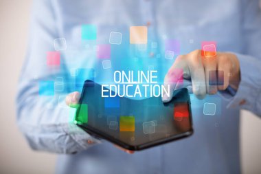 Katlanabilir akıllı telefon tutan genç adam.