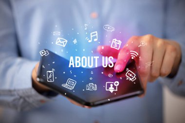 Katlanabilir akıllı telefonu olan bir iş adamı, sosyal medya kavramı