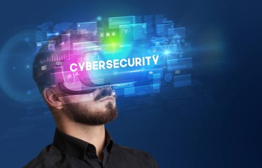 Sanal Gerçeklik gözlükleriyle bakan iş adamı