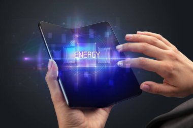 Katlanabilir akıllı telefonu olan bir iş adamı