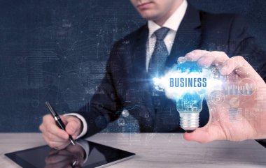 Elinde ampul tutan bir iş adamı, iş konsepti