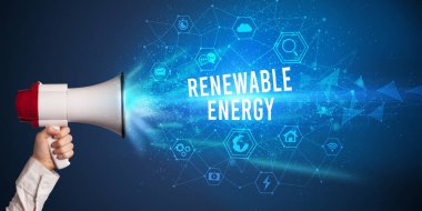 Megafonla bağıran genç kadın, teknoloji duyurusu konsepti.