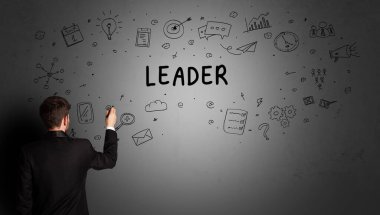 İş adamı yaratıcı bir fikir çiziyor.