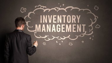 İşadamı yazılı bir bulut çiziyor.