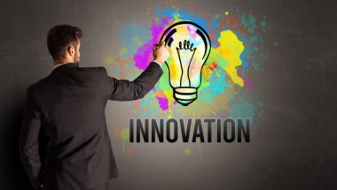 İş adamı renkli ampul çiziyor