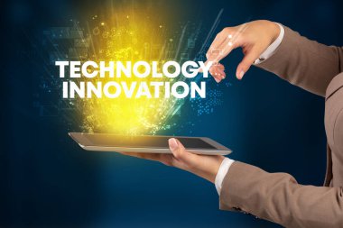 Yazılı dokunmatik ekranın yakın plan görüntüsü