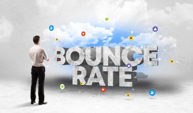 Sosyal medyanın önünde duran genç işadamı