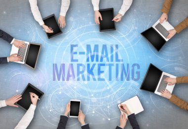 Bir dizüstü bilgisayarın önünde bir grup insan, güvenlik kavramı