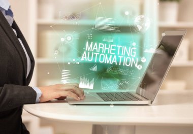 Bilgisayarda çalışan bir iş adamının yan görüntüsü