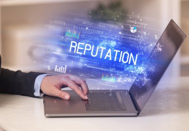 Dizüstü bilgisayarda çalışan iş adamlarının yakınlaşması