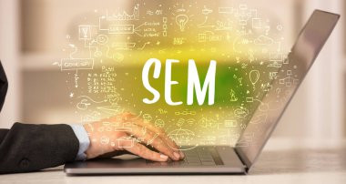 Eller yeni modern bilgisayarda çalışıyor.