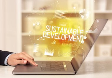 Bilgisayarda çalışan bir iş adamının yan görüntüsü