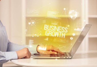 Bilgisayarda çalışan bir iş adamının yan görüntüsü