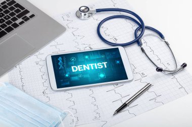 Tablet bilgisayar ve tıbbi malzemeler.