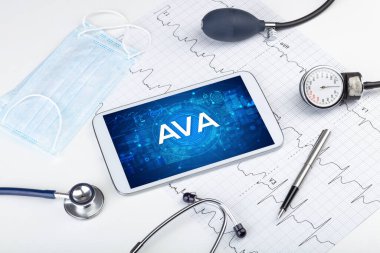 Tıbbi kısaltmalı bir tabletin yakın plan görüntüsü