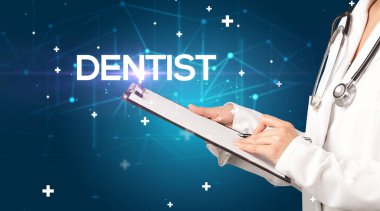 Doktor tıbbi kayıtları dolduruyor.