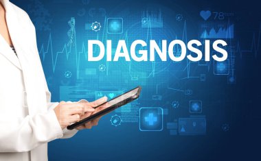 Genç doktor notlar yazıyor.