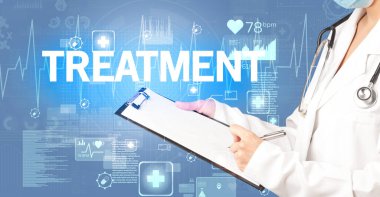 Genç doktor notlar yazıyor.