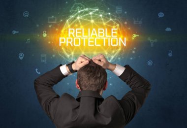 Bir iş adamının arka görünüşü, online güvenlik kavramı