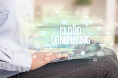 Modern teknoloji konseptini arayan bir tabletin yakın çekimi