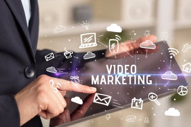 Sosyal Ağ Kullanan Bir Kişinin Yakın Çekimi