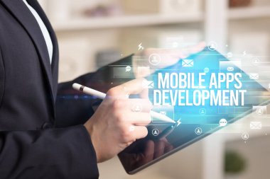 Modern teknoloji konseptini arayan bir tabletin yakın çekimi