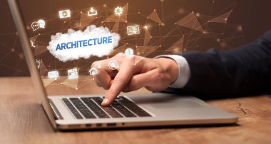 İşadamı dizüstü bilgisayarla çalışıyor