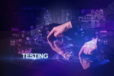 İş adamı büyük ekrana dokunuyor