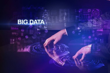 İş adamı büyük ekrana dokunuyor