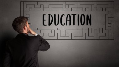 İş adamı labirent çiziyor