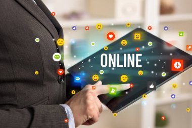 multimedya oynayan iş adamı